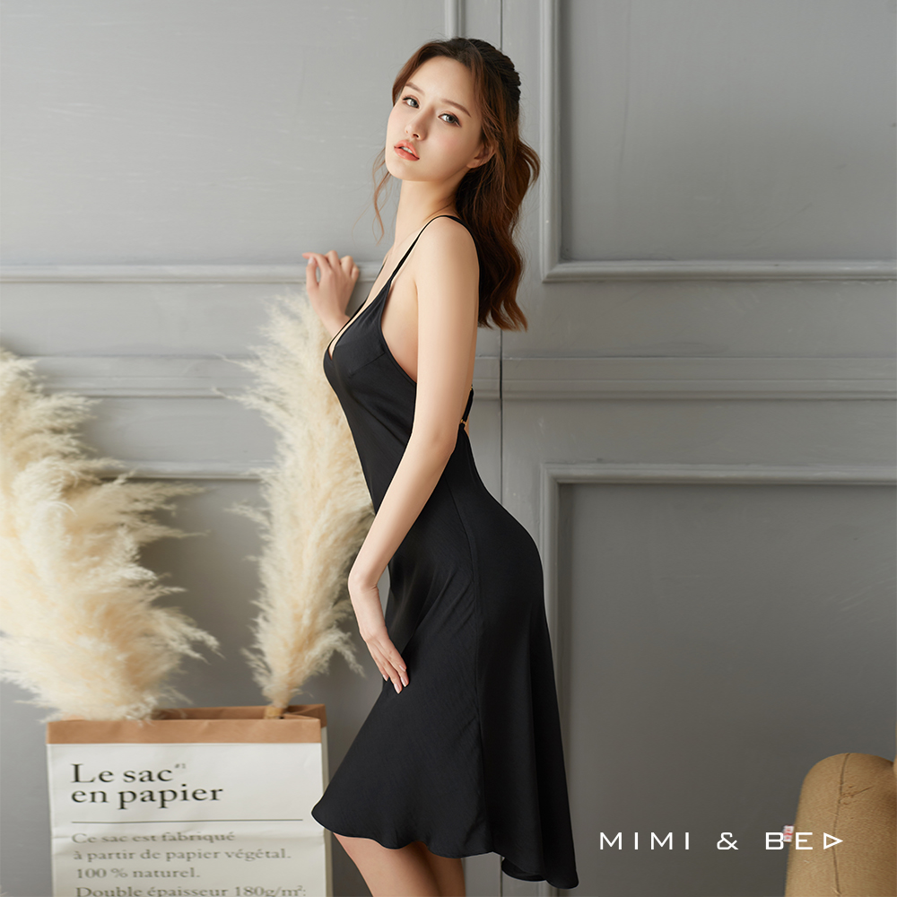 被窩的秘密 優雅簡約交叉露背吊帶長裙。黑色