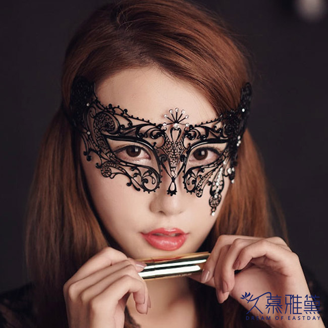 久慕雅黛金屬鑲水鑽鐵藝面具。風花露葉