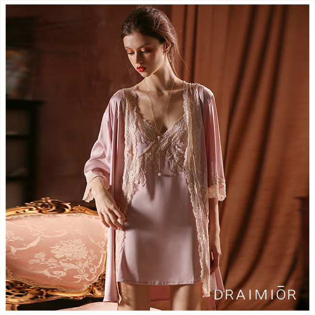 久慕雅黛 DRAIMIOR寬絲帶蕾絲優雅絲滑睡袍。粉色