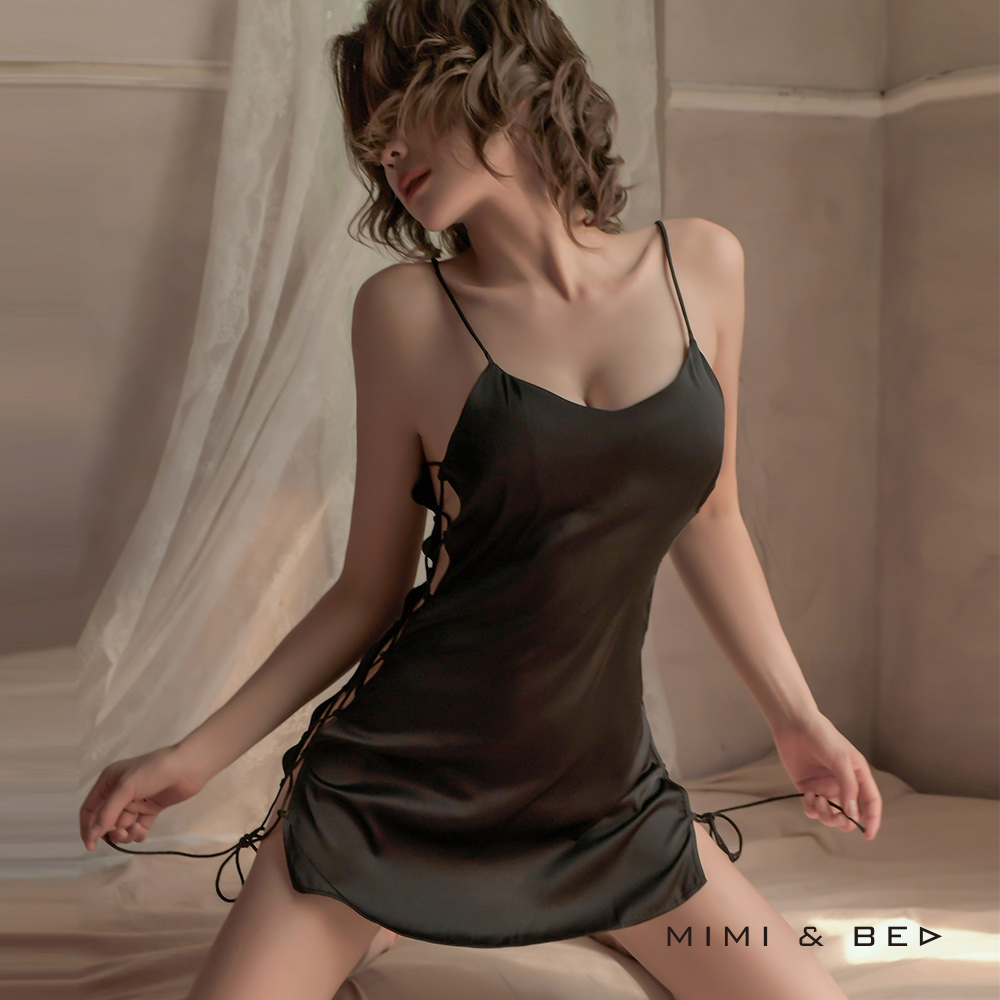 純美優雅開叉綁帶絲滑睡裙。黑色 MIMIBED